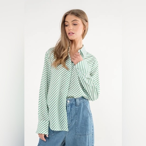 Aaron & Amber Striped Oversized Relaxed Fit Button Up Shirt in Kelly Green - Picture 4 of 12